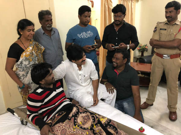 పవన్ కళ్యాణ్ను కలిసిన అభిమాని