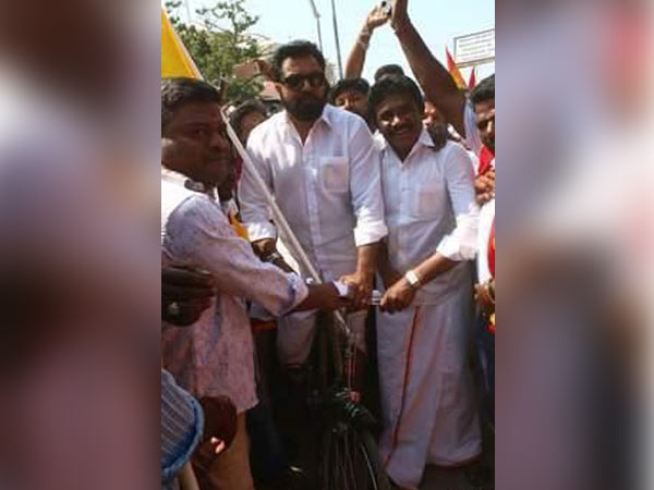 Sarathkumar questions about Rajini's stand in Cauvery issue. Sarathkumar questions about Rajini's stand in Cauvery issue.