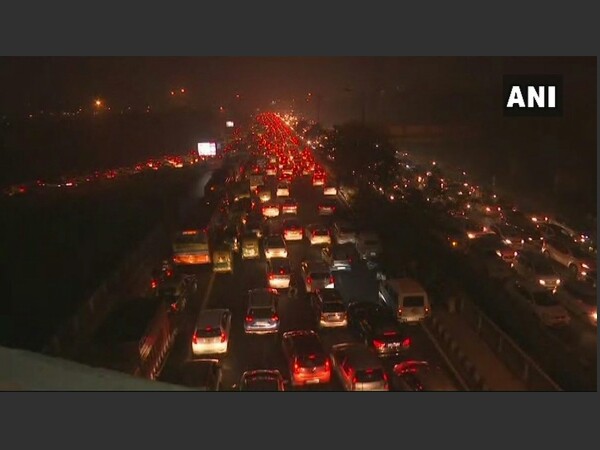 Delhi: People in lakhs throng India Gate on New Year, cripple traffic Delhi: People in lakhs throng India Gate on New Year, cripple traffic