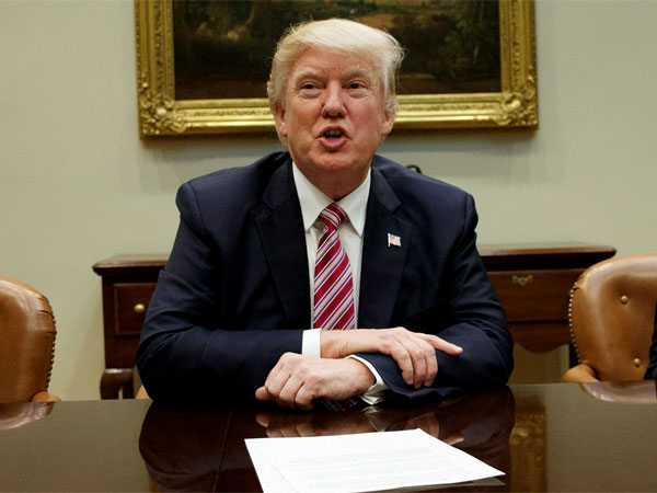 Donald Trump woos business but attacks media at Davos Donald Trump woos business but attacks media at Davos