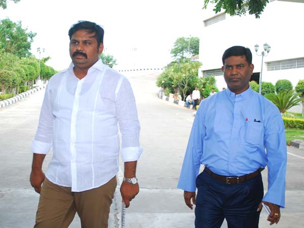 రెండు పార్టీల వ్యవహారం నేను నలిగిపోతున్నా