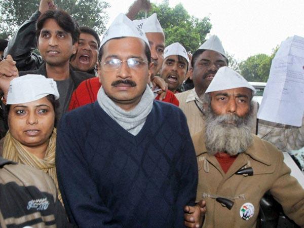 కుల వివక్ష కామెంట్స్ చేశారని ఆరోపణలు: