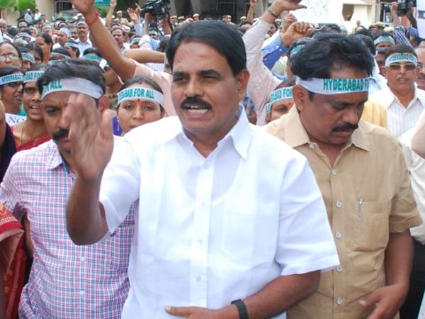 రెచ్చగొట్టేలా..