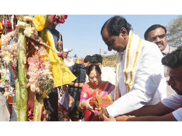 కుటుంబసమేతంగా కేసీఆర్..
