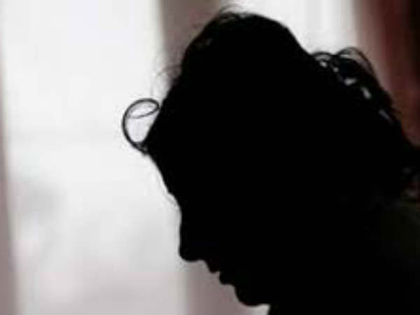మహిళా దళారులు మాయమాటలు చెప్పి...