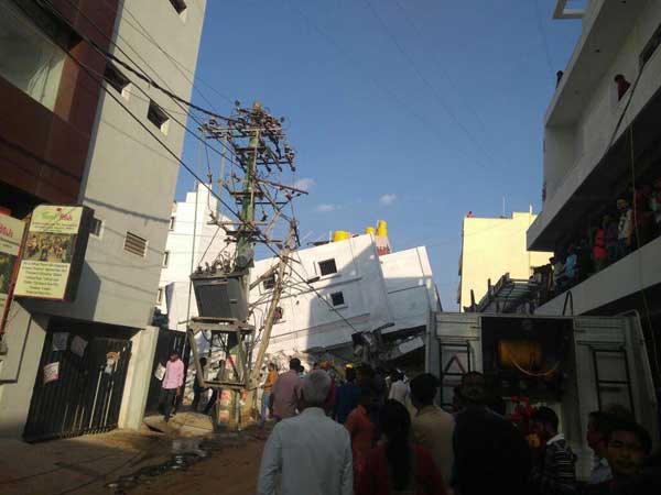 శిథిలాల్లో కార్మికులు