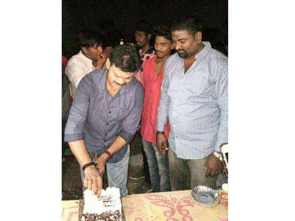 కైమా కత్తితో కేక్ కటింగ్