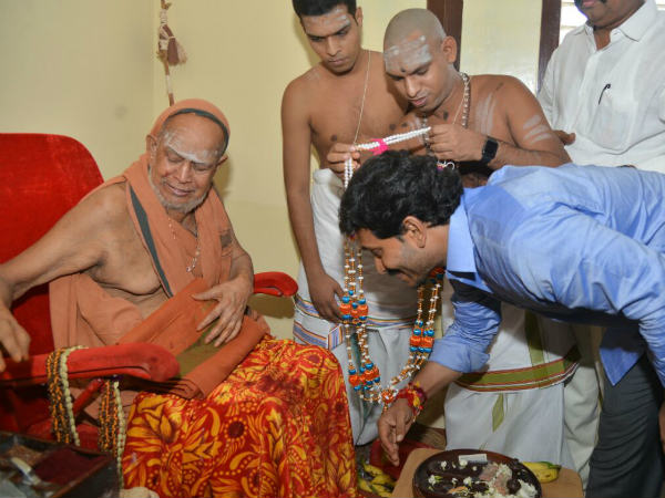 వైఎస్ జగన్కు ఆశీస్సులు....
