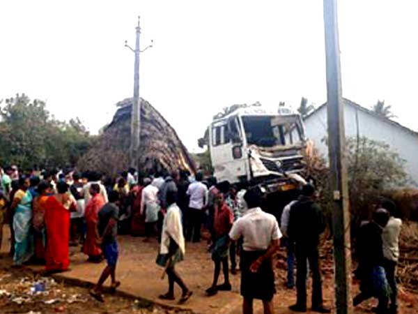 Lorry Crashes Into Hotel...3 killed in tragic accident Lorry Crashes Into Hotel...3 killed in tragic accident