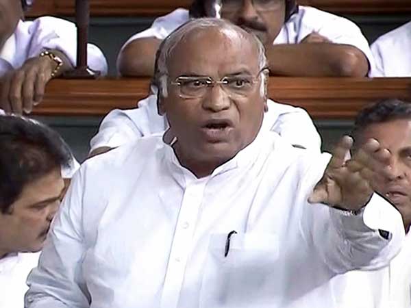 ప్రభుత్వమే చేయిస్తోందని ఖర్గే