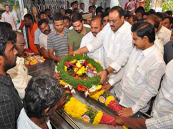 ఘన నివాళి...కన్నీటి వీడ్కోలు...