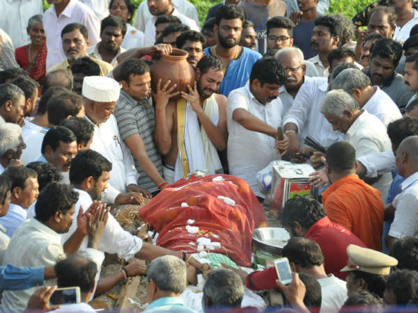 ప్రభుత్వ లాంఛనాలతో...అంత్యక్రియలు...