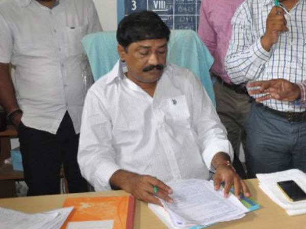 ప్రజలను ఫూల్స్ను చేసేందుకే...