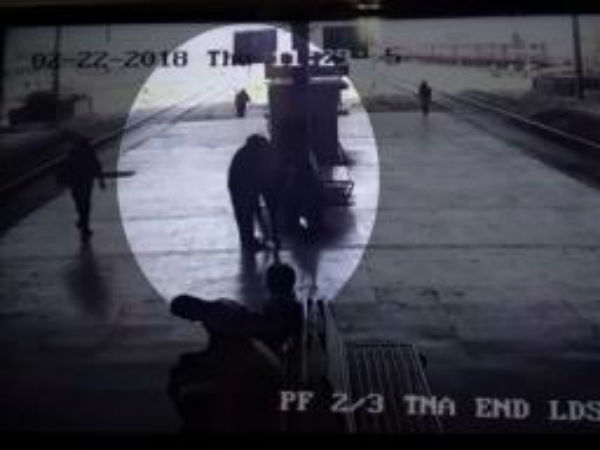 Man Forcibly Kisses 21-year-old Woman on Railway Platform in Mumbai Man Forcibly Kisses 21-year-old Woman on Railway Platform in Mumbai