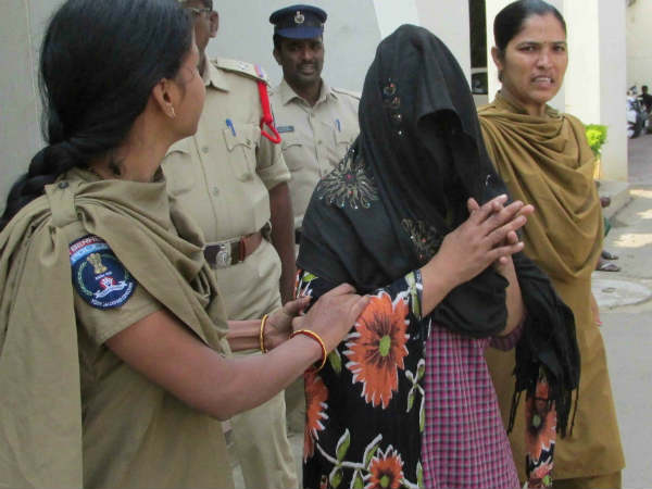 తల్లి తిరిగొస్తోందని
