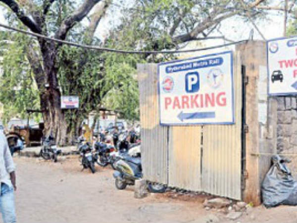 మెట్రో ప్రయాణికుల సౌకర్యార్థం స్టేషన్ల వద్ద పార్కింగ్
