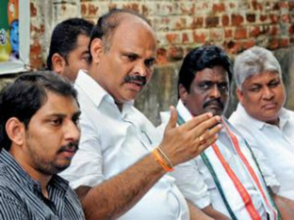 పిచ్చికుక్కల వంటి మంత్రివర్గం సభ్యులతో