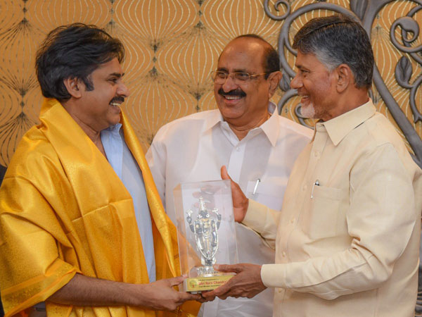 చంద్రబాబుపై పవన్ కల్యాణ్ ఇలా...