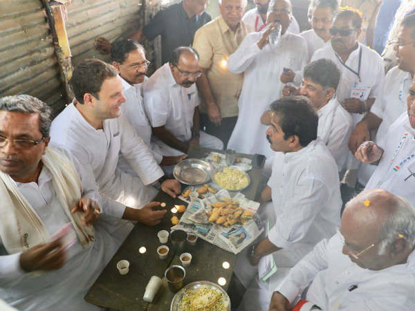 రోడ్ షోలో రాహుల్ గాంధీ