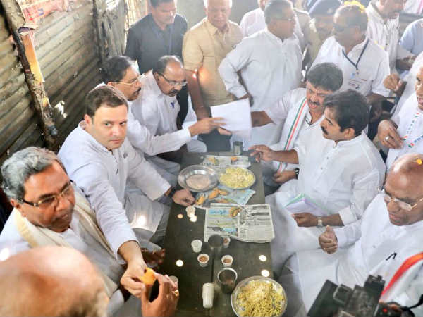 ఇరుకైన టేబుల్ లో!