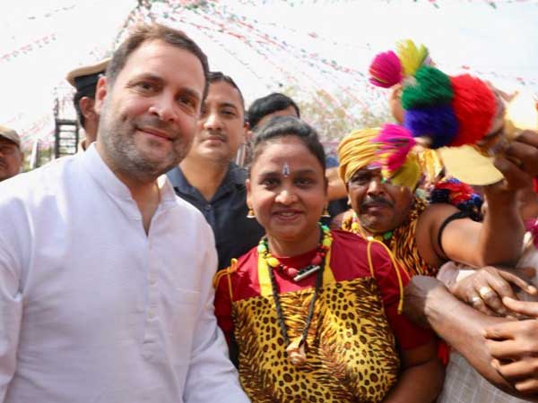 పంచిపెట్టిన రాహుల్