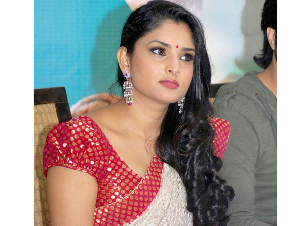 సినిమాల్లో నటిస్తుంది