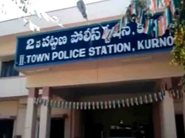 ఇంతకీ పార్టీ నిర్వహించింది...క్రిస్టల్క్రాప్