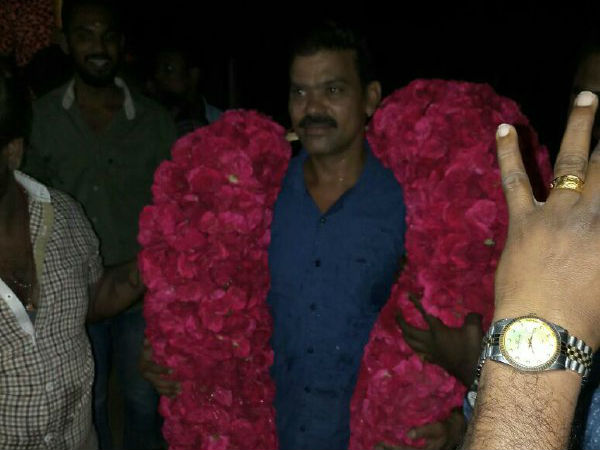 అధికారికి రివాల్వర్ గురి !