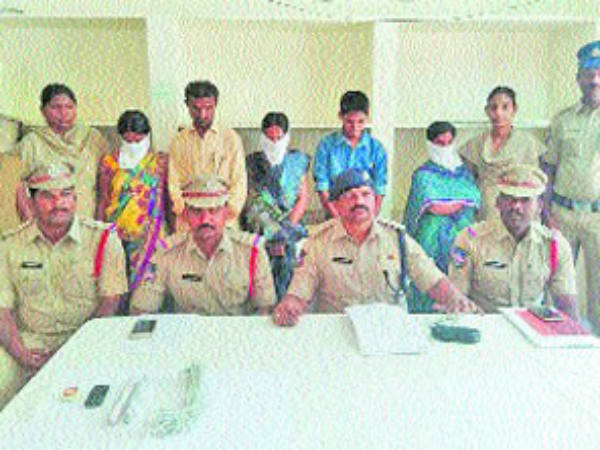 చిన్న భార్యను అదుపులోకి తీసుకుని...