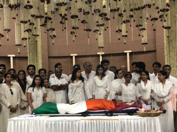 శ్రీదేవికి నివాళులు