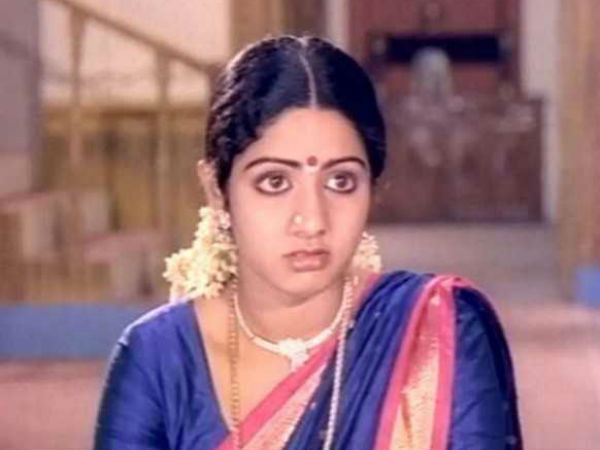 వేదికపై ఆమె ఒక్కరే నిల్చున్నారు