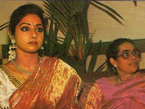 తల్లి రాజేశ్వరి ఉన్నంత వరకు తల్లికొంగుచాటు కూతురే