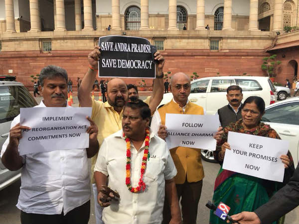 జైట్లీ ప్రకటన సమయంలో మౌనంగా విజయసాయి రెడ్డి