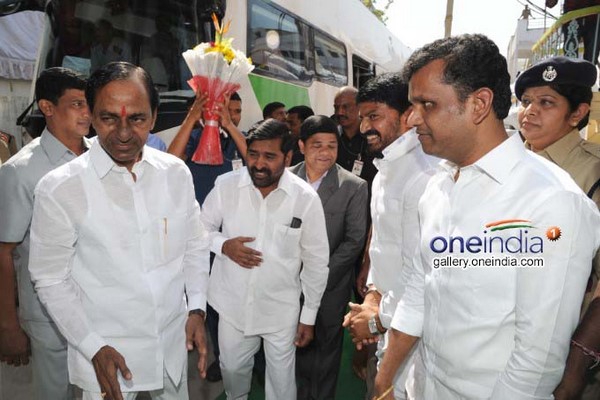 కెసిఆర్ కు దూరం చేయాలనుకొంటున్నారు