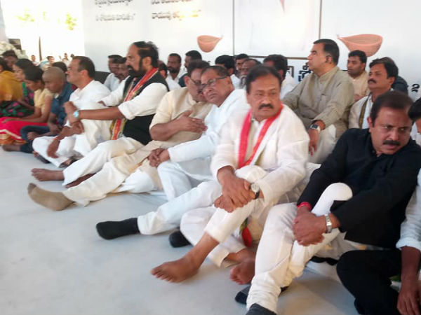 కాఫీడేలో కూర్చోబెట్టి బెదిరించారు