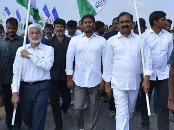 జగన్ క్షమాపణ చెప్పాలి