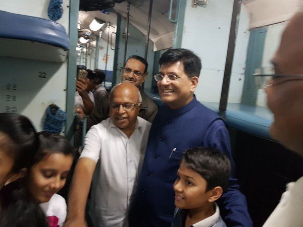 చిన్నారులతో సెల్ఫీలు