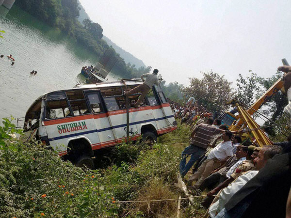 Bus falls off bridge in Bihars Sitamarhi, kills 10 Bus falls off bridge in Bihars Sitamarhi, kills 10