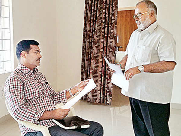 పొలిశెట్టి వెంకటేశ్వరరావు వీఆర్వోగా 2008లో రెవెన్యూ శాఖలో