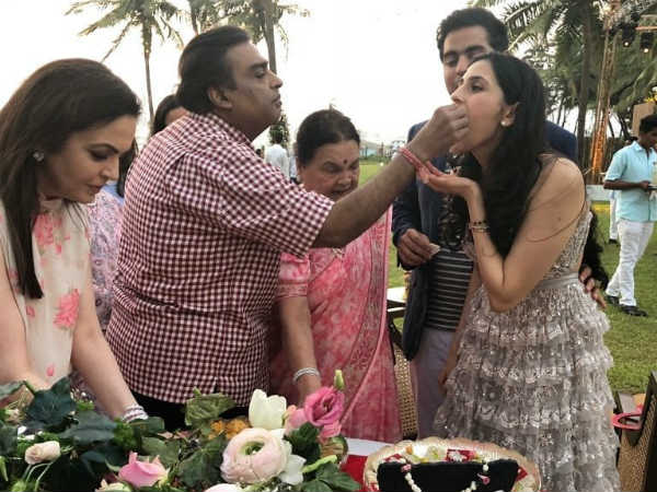 కోడలికి మిఠాయి తినిపించిన అంబానీ