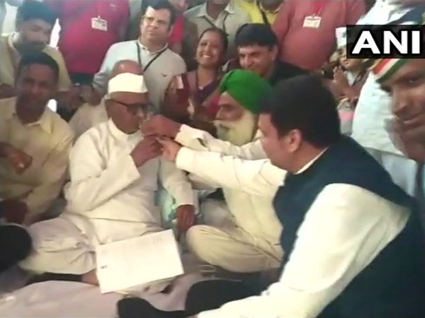 Anna Hazare breaks fast after meeting Devendra Fadnavis Anna Hazare breaks fast after meeting Devendra Fadnavis