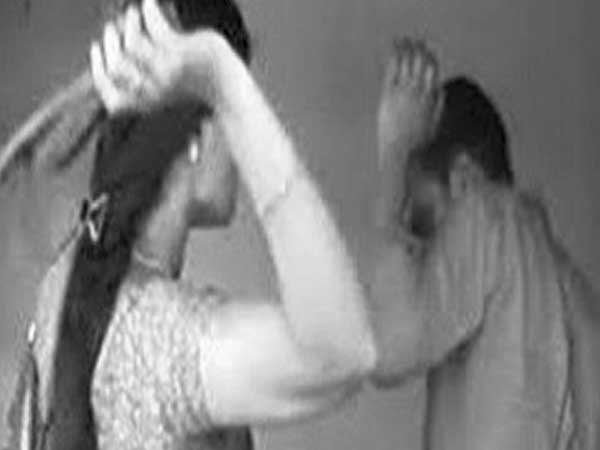 Lady Teacher attacked MEO with Sandal Lady Teacher attacked MEO with Sandal