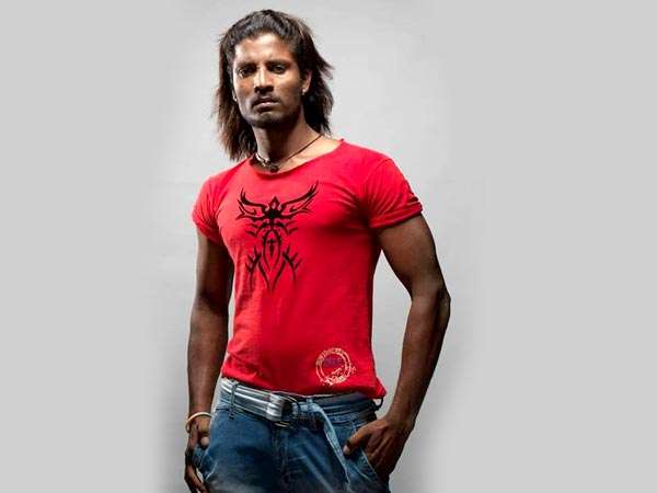 రివాల్వర్ తో వార్నింగ్