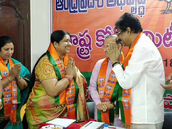 బీజేపీలో చేరిన సినీ నటి కవిత
