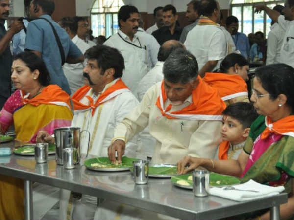 ప్రసాద సముదాయంలో భక్తులతో..