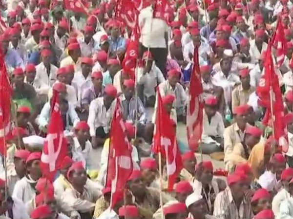 Over 30,000 ‘agitated’ Maha farmers reach Mumbai, demand loan waiver Over 30,000 ‘agitated’ Maha farmers reach Mumbai, demand loan waiver