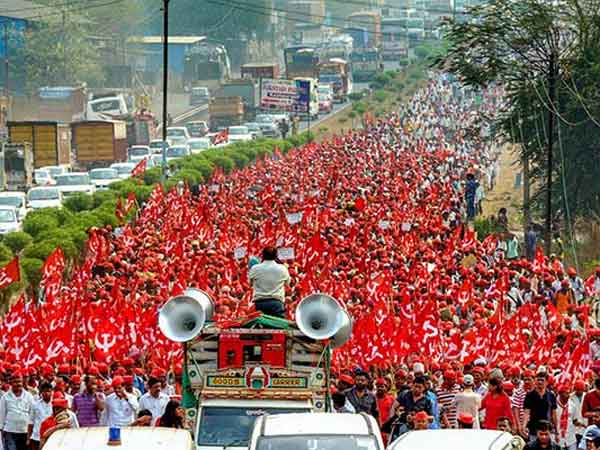 Walking 180 km, 35,000 Farmers Reach Mumbai For Debt Waiver, Fair Pay Walking 180 km, 35,000 Farmers Reach Mumbai For Debt Waiver, Fair Pay