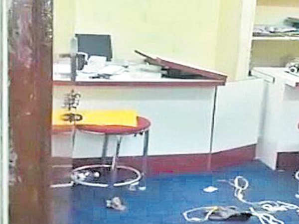ముంబై వెళ్లిన మేనేజర్..: