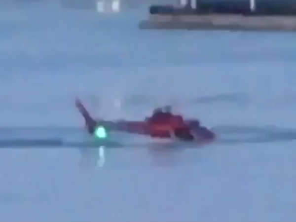2 dead after helicopter crashes in New York City's East River, rescue ops on 2 dead after helicopter crashes in New York City's East River, rescue ops on