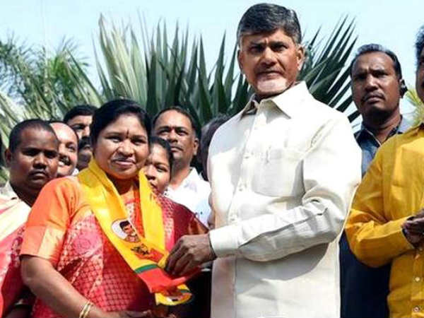 ఫిరాయింపు ఎమ్మెల్యేలకు నోటీసులు